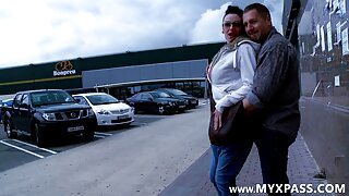 Pale skinned Đối tượng video sexviet hấp dẫn Gina là nhận được đâm trong cô ấy twat doggy phong cách làm tình trong MMF có ba người